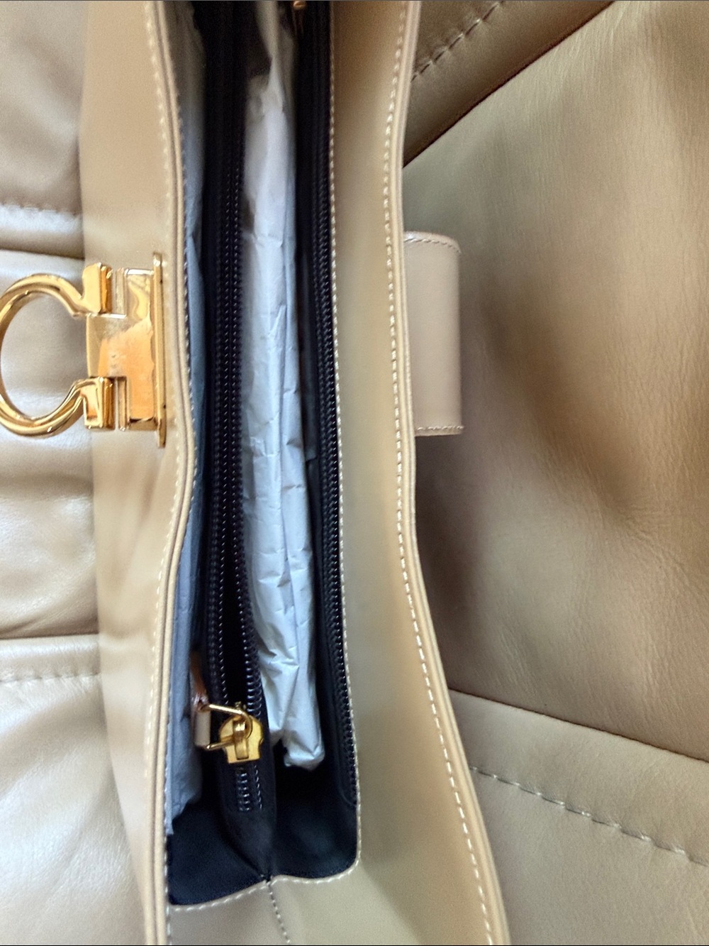 Salvatore Ferragamo Cream Leather Shoulder Bag with Gold Gancini - Picture 4 of 9
